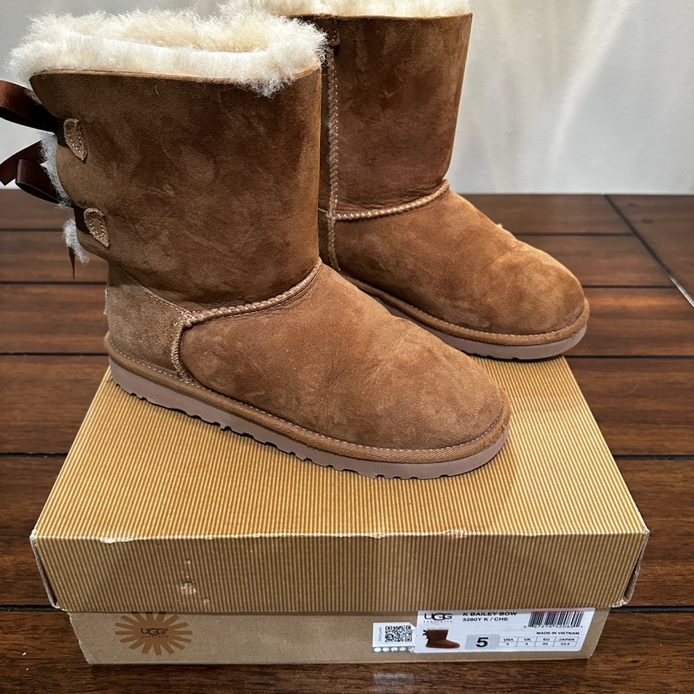 UGG Bailey Bow Boots 3280Y K/CHE Size 5 Chestnut worn 1x w/Box Perfect Condition